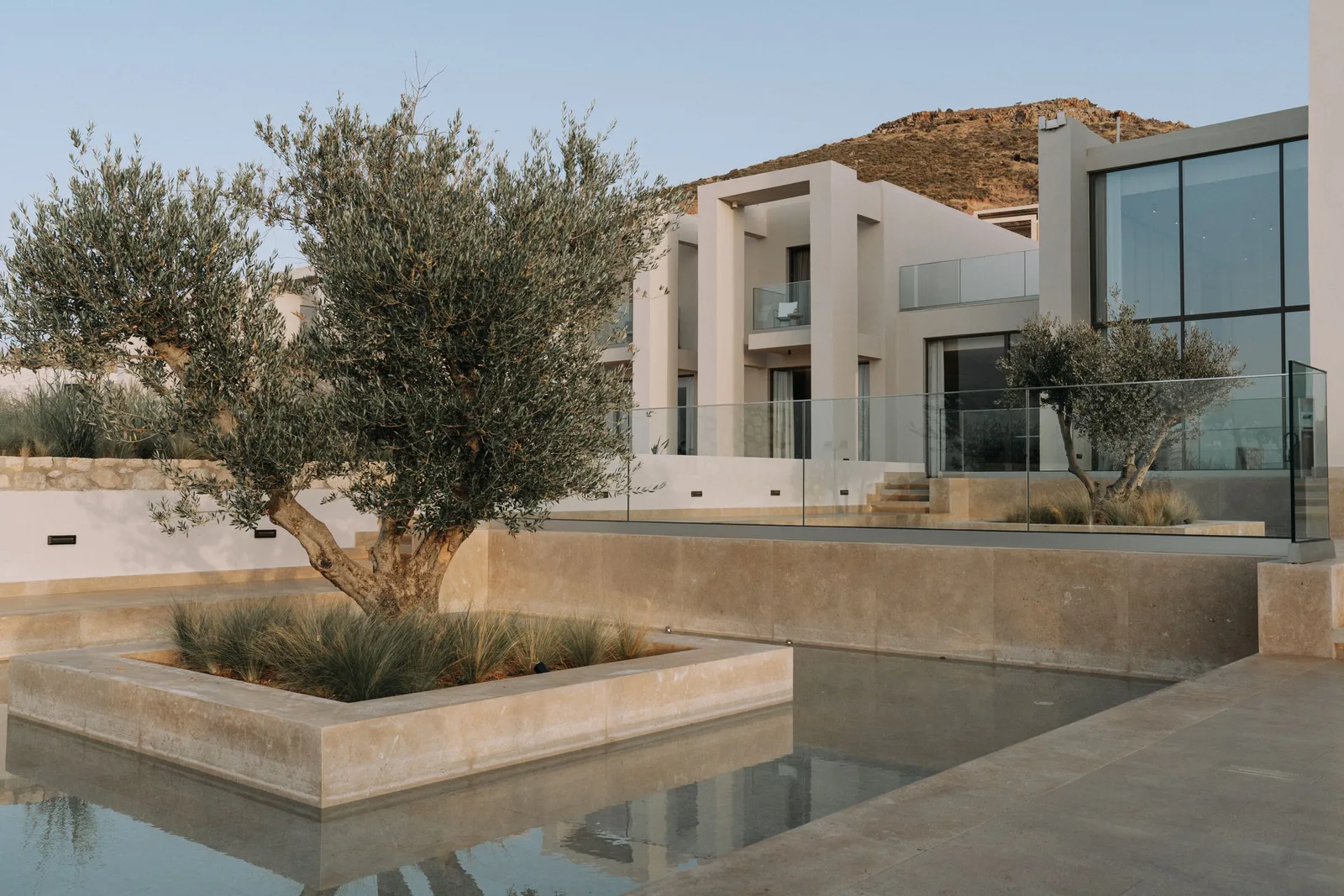 Arquitectura residencial contemporánea rodeada de vegetación